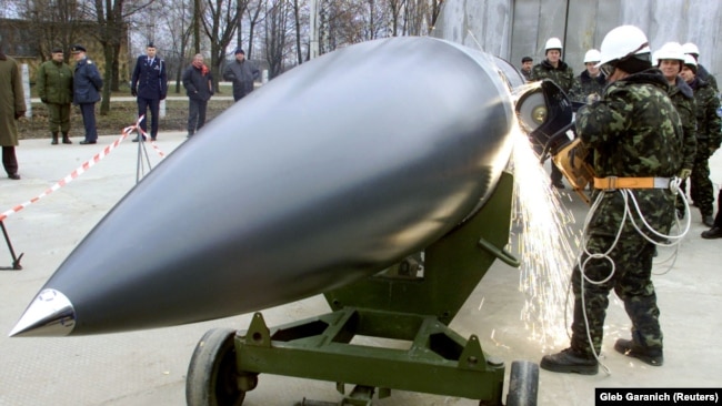 Українські робітники розрізали на частини крилату ракету "повітря-земля" Х-22 на військовому аеродромі в селі Озерне, 6 листопада 2002 року