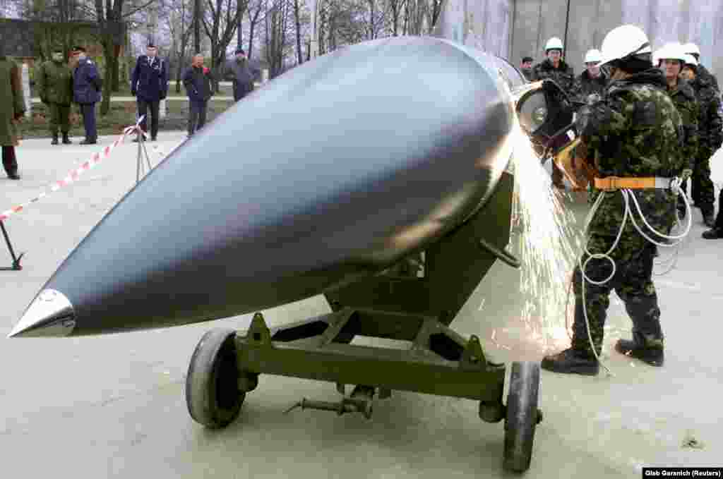 Украинские рабочие разрезают противокорабельную ракету воздушного базирования Х-22 &quot;Буря&quot; у села Озерное. 6 ноября 2002 года .&nbsp;