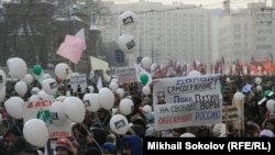 Moskwanyň “Bolotnaýa” atly meýdançasyna ýygnanan onmuňlerçe protestçileriň bir bölegi. Moskwa, 4-nji ýanwar, 2012.