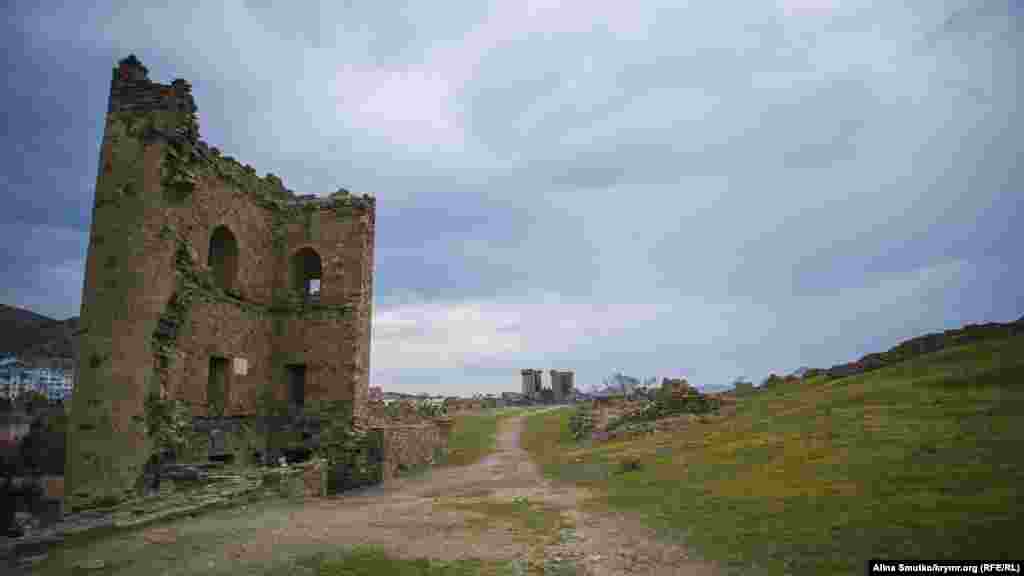 Год назад обвалилась одна из древних башен крепости