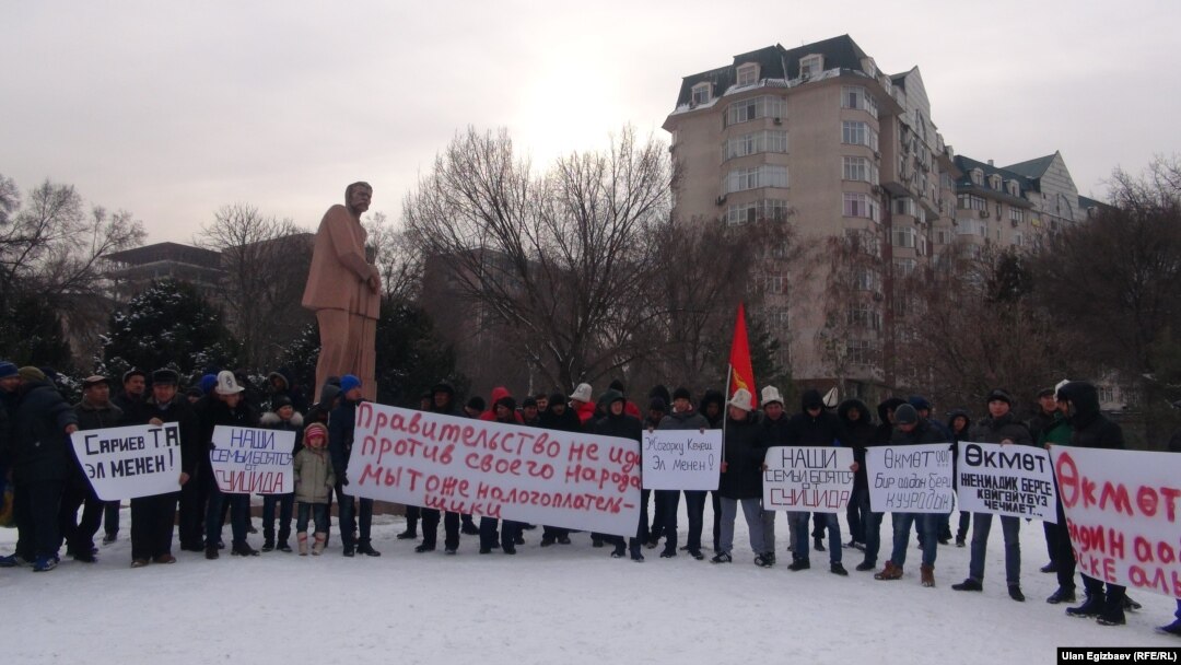 Оң рулдуу машиналардын ээлери тыюу салууну алып салуунун талап кылып, бир жыл мурун өкмөт үйүнүн алдында митинг өткөрүшкөн. 23-январь, 2015-жыл