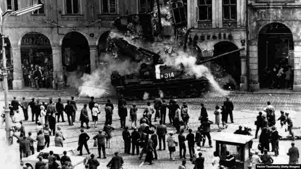 Часть армии вторжения проникла в Чехословакию из Польши. Танки проезжали через город Либерец на севере страны. Население города было крайне недовольно агрессией и оказывало сопротивление: на центральной площади в солдат бросали камни и помидоры. Погибли девять горожан, в том числе не успевшие убежать, когда танк врезался в одно из зданий в центре Либерца 