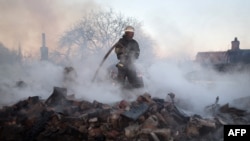 Հրշեջը հանգցնում է ռմբակոծությունից վնասված բնակելի տների հրդեհը, Արևելյան Ուկրաինա, 20-ը նոյեմբերի, 2014