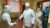 GRAB - COVID-19 In Belarus: Lukashenka Visits Ward, Shakes Hands, Without Mask Or Gloves