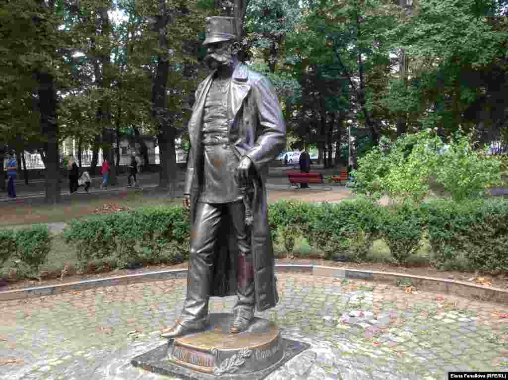 Памятник Францу-Иосифу, установленный на средства Арсения Яценюка, в прошлом студента Черновицкого университета