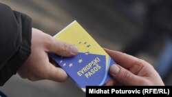 NGO dele građanima u Sarajevu "pasoše" koji sadrže osnovne smernice za dalje napredovanje BiH ka EU, decembar 2010