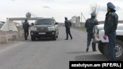 20-nji aprelde Ermenistanyň polisiýa işgärleri Maralik obasyna girjek bolýan ulagy barlaýarlar.