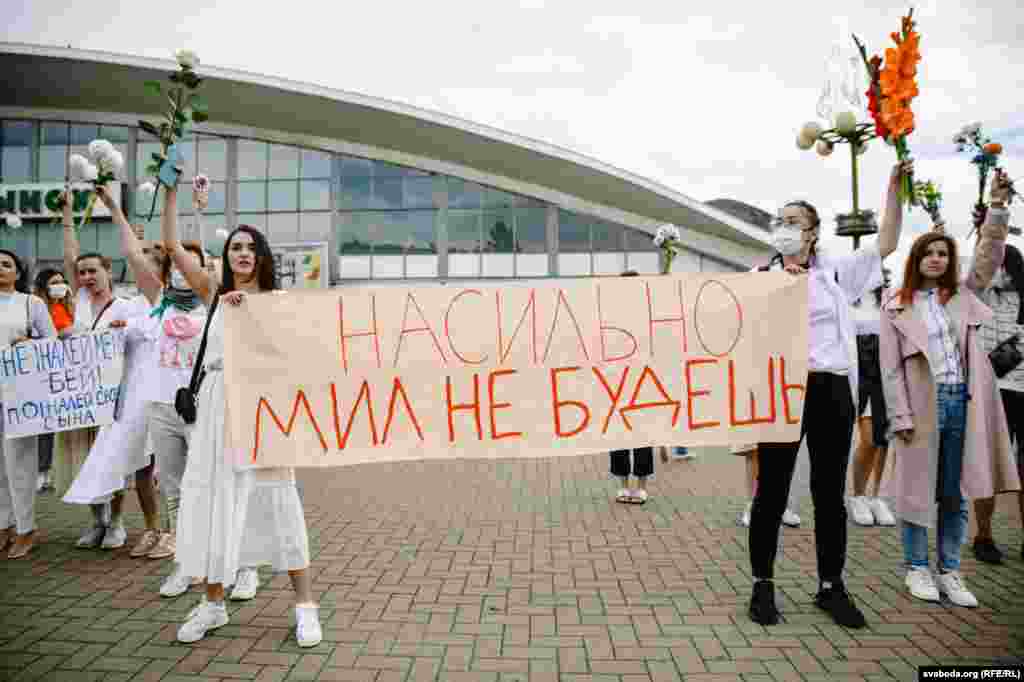 Un protest al femeilor din Minsk pe 12 august. Pe banner scrie &bdquo;Dragoste cu sila nu se face&rdquo;.