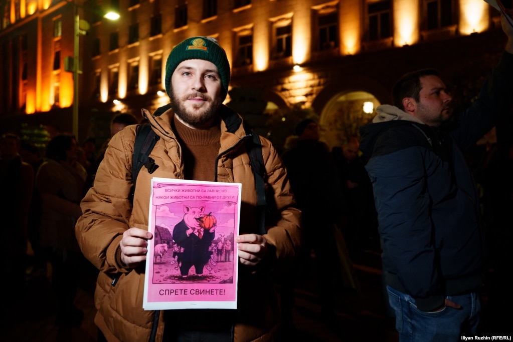 Alexander Karatov ka qenë njëri prej protestuesve në rrugët e Sofjes më 1 dhjetor. Ai i ka thënë Shërbimit bullgar të Radios Evropa e Lirë se e vëren që si punëtor po mashtrohet në baza të rregullta. “Ata vetëm dëshirojnë të vjedhin edhe më shumë”. Kjo ka qenë protesta e parë në të cilën ai ka marrë pjesë. “Ndjeva nevojë të dal, e ndjeva obligim”, ka thënë ai.