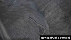 Тоо башындагы Такыр-Төр көлүнүнүн жырылып кеткен жери. Ысык-Ата, Чүй, Кыргызстан.