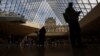 Posetioci ispod staklene piramide u muzeju Luvre na dan kada je ponovo otvorena za javnost prvi put od pljačke prošle nedelje, u Parizu, Francuska, 22. oktobra 2025. godine.