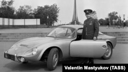 Cosmonautul Iuri Gagarin și automobilul său franțuzesc Matra. 1965, TASS