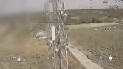 Кадры зьнішчэньня мабільнай вежы сувязі з усталяваным на ёй расейскім рэтрансьлятарам. Лякацыя невядомая. 3 сьнежня 2025 году. Скрыншот зь відэа Галоўнага упраўленьня выведкі Ўкраіны