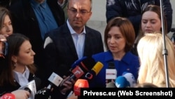 Reporteri înregistrând o declarație a președintei Maia Sandu după alegerile parlamentare din 28 septembrie 2025, la Chișinău.
