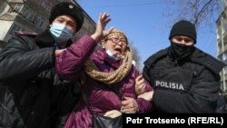 Полицейские задерживают женщину во время митинга. Алматы, 28 февраля 2021 года.
