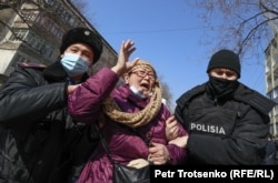 Полицейские задерживают женщину во время митинга. Алматы, 28 февраля 2021 года