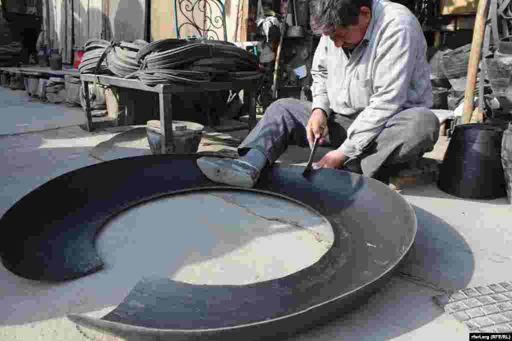 Afghanistan -- making rubber bucket, string, chair and table from used car tires in Kabul, 29 November 2015 