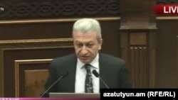 Исполняющий обязанности министра финансов Атом Джанджугазян выступает в паралменте, Ереван 13 ноября 2018 г. 