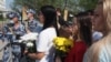 Жители Казани возлагают цветы в память о погибших 11 мая в гимназии, 12 мая 2021 года