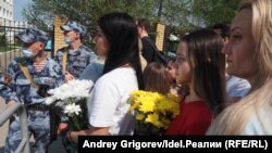 Жители Казани возлагают цветы в память о погибших 11 мая в гимназии, 12 мая 2021 года