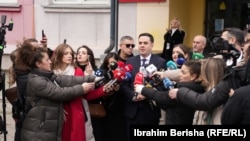 Kreu i LDK-së, Lumir Abdixhiku, duke folur për gazetarët pasi votoi në Prishtinë, 28 dhjetor 2025.