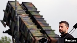 FOTOGRAFIE DE ARHIVĂ: Vizita președintelui ucrainean Volodimir Zelenski la un poligon din Germania unde militarii ucraineni învață să folosească sistemele Patriot. 