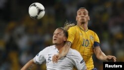 Zlatan Ibrahimović (desno) na utakmici protv Francuske na evropskom prevenstvu u fudbalu u Ukrajini, juni 2012. godine