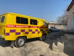 Жамбыл облысындағы ауылдардың бірінде медпункт алдында тұрған жедел-жәрдем көлігі.
