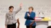 АКК пришла, но ненадолго. Ангела Меркель приветствует свою преемницу на съезде ХДС в 2018 году