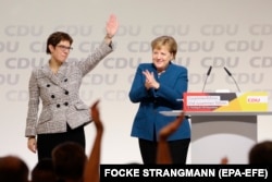 Ангела Меркель (справа) и ее преемница на посту лидера ХДС - АКК