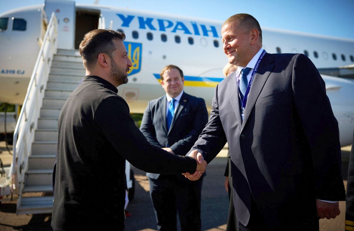 Зеленський відповів, чи планує звільняти Залужного після його критики