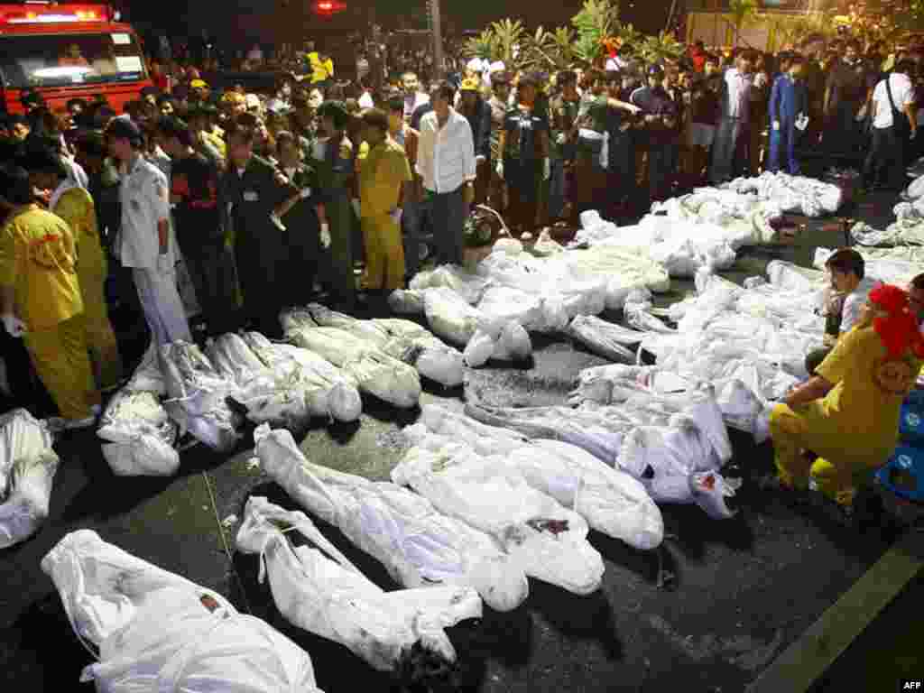 U Bangkoku tragičan početak Nove godine - U požaru koji je u četvrtak u ranim jutarnjim satima izbio u noćnom klubu ¨Santika¨ u Bangkoku poginula je 61 osoba a stotinjak ih je ozlijeđeno. Gotovo tisuću ljudi je u klubu slavilo doček Nove godine. Većina poginulih su Tajlanđani,ali su među žrtvama identificirani i turisti iz Australije, Nizozemske, Japana i Nepala.