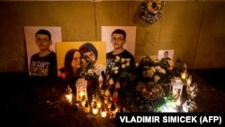 Портреты Яна Куциака и его невесты на импровизированном мемориале в их честь. Братислава, февраль 2019 года.