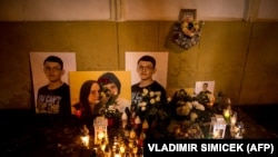 Портреты Яна Куциака и его невесты на импровизированном мемориале в их честь. Братислава, февраль 2019 года