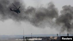Вертолёт украинской армии обстреливает позиции сепаратистов в районе аэропорта