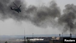 Український вертоліт атакує бойовиків поблизу аеропорту Донецька, 26 травня 2014 року