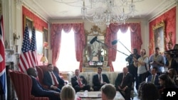 Potpredsjednik JD Vance (drugi s lijeva) sa britanskim ministrom vanjskih poslova Davidom Lammyjem (lijevo) u Chevening Houseu u Kentu, Engleska, 8. avgusta.
