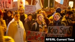 Голосуванню в парламенті передували протести, учасники яких закликали не виходити зі Стамбульської конвенції