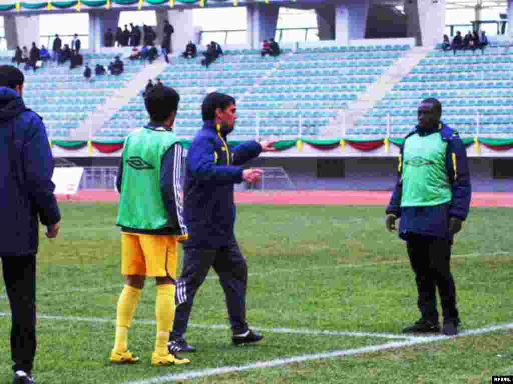 Türkmenistan – Aşgabat. Täjikistanyň "Wahş" atly komandasy türgenleşikde