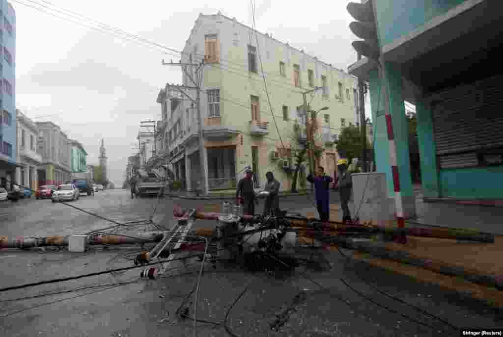 Porušeni stubovi za električnu energiju u Havana