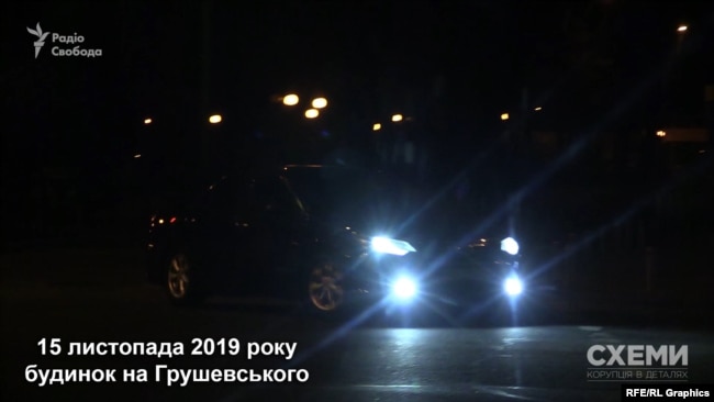 О 2:09 закриту територію будинку залишило авто, яким користується помічник президента Зеленського Андрій Єрмак