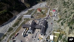 Punctul de trecere a frontierei ruso-georgiene Verhni Lars, vedere aeriană.