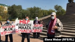 Активист Айткожа Фазылов (справа) на митинге в Караганде, где в числе прочего поднимались земельные вопросы. Сентябрь 2020 года.
