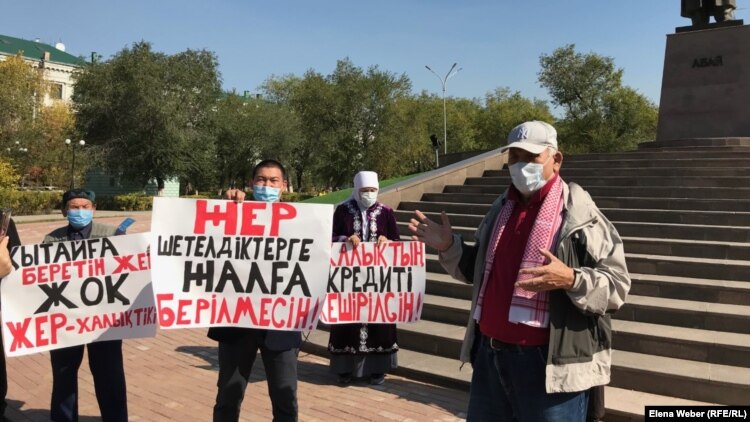 Активист Айткожа Фазылов (справа) на митинге в Караганде. Сентябрь 2020 года.