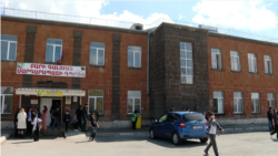 Քննարկումներ Սարդարապատի դպրոցի տնօրենի պաշտոնանկության և Արցախի դրոշը հանելու շուրջ