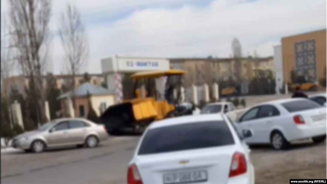 Наманганнинг Давлатобод туманида Мирзиёев очиб бериши кутилаётган кутубхона олдидаги йўл бир кечада асфальтланган.