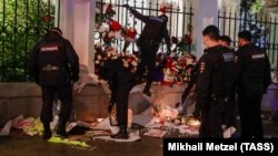 Московская полиция уничтожает мемориал "Жыве Беларусь" у посольства страны в Москве
