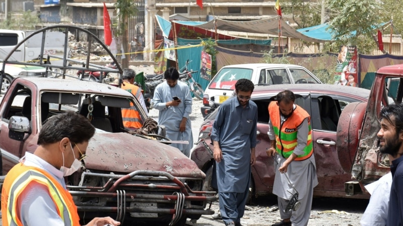 Pakistanda geçýän dartgynly saýlawlarda onlarça adam öldürildi