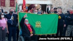 Sa protesta ispred Starog grada u Budvi, ispod ploče gde ja ambasador Srbije trebalo da položi venac. 11. novembar 2020.
