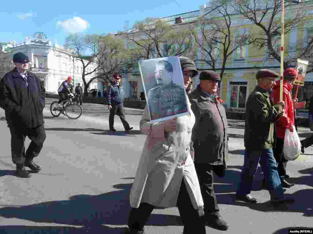 Сторонница коммунистов несет портрет Сталина. Омск,&nbsp;1 мая 2013 года.